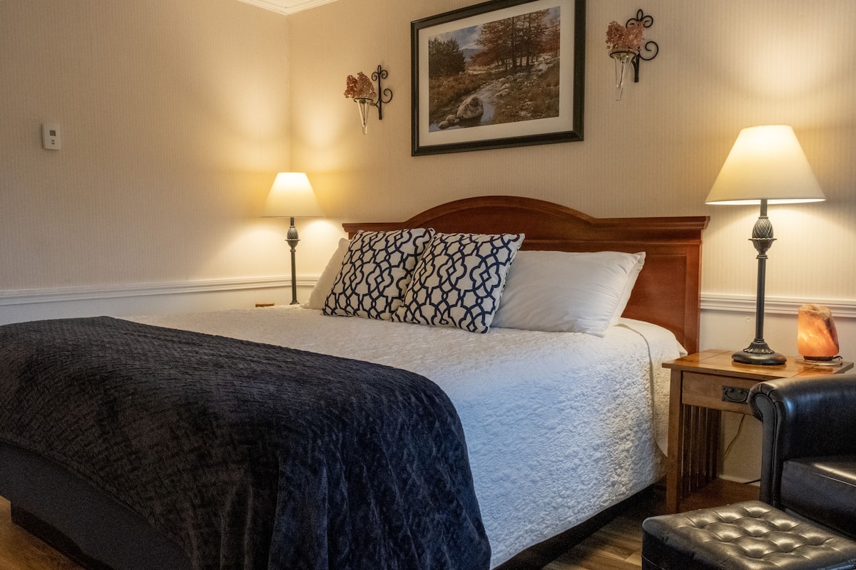 Comfort Suite, 1 King Bed, Lake View | Pillowtop beds, blackout drapes, iron/ironing board, free WiFi
