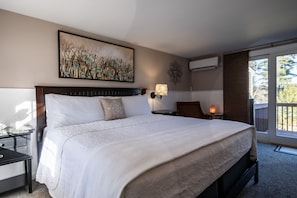 Suite – comfort, 2 soverom, delvis utsikt mot innsjø | Senger med overmadrass, blendingsgardiner og strykejern/-brett