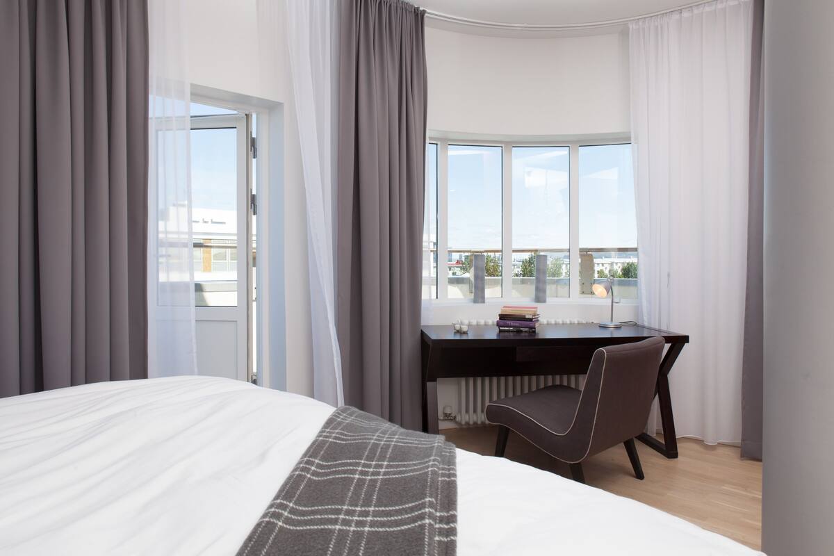 Deluxe Room, 1 King Bed, Terrace | WiFi (free), bed sheets