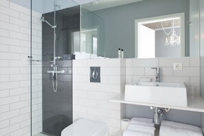 Deluxe kamer, 1 kingsize bed, terras | Badkamer | Een douche, zeep, shampoo, toiletpapier