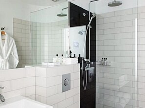 Een douche, zeep, shampoo, toiletpapier
