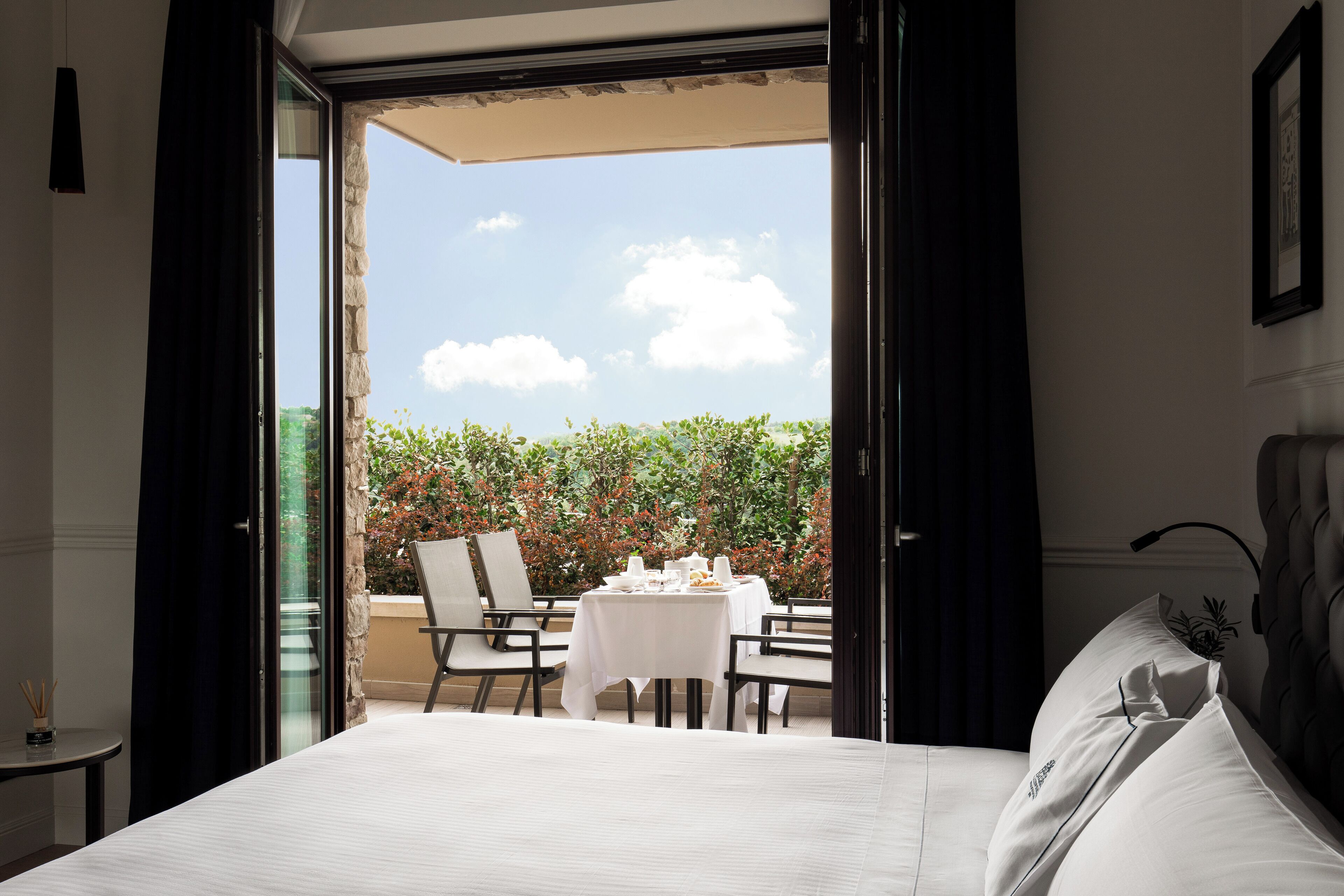 Habitación junior (Suite) | Ropa de cama de alta calidad, edredón y minibar 