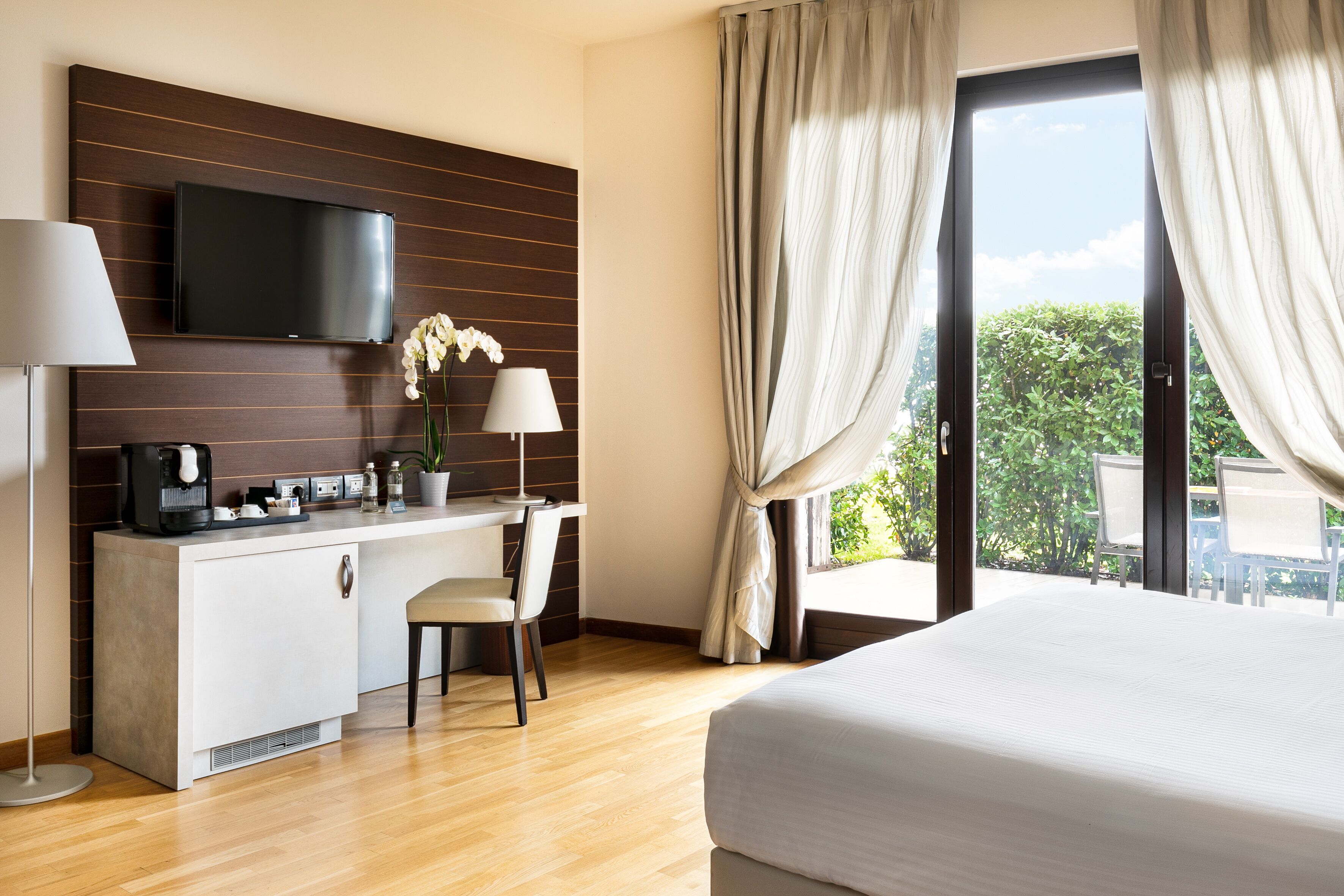 2 bedrooms, premium bedding, down duvets, minibar