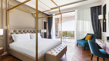 Suite Executive | Biancheria da letto di alta qualità, copriletto in piuma, minibar