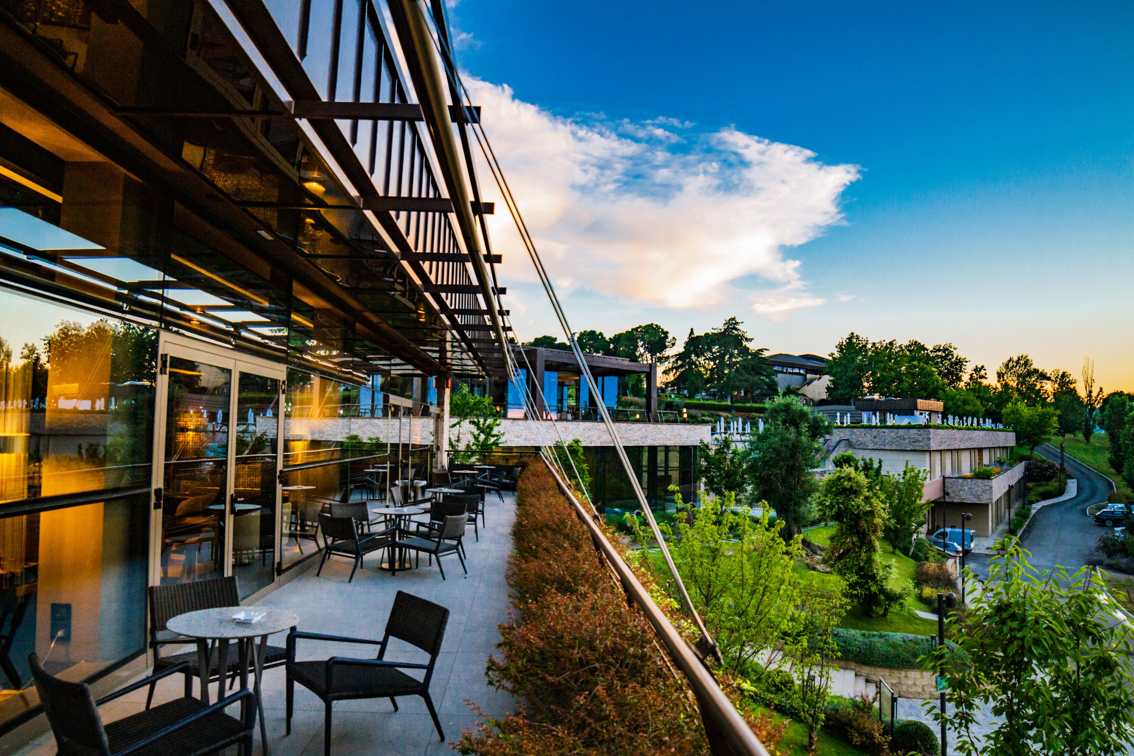 3 bars/lounges, poolside bar