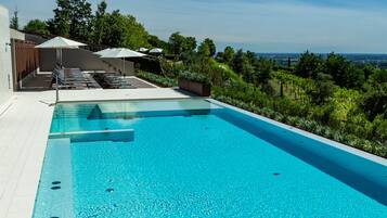3 Innenpools, 7 Außenpools, Sonnenschirme, Liegestühle