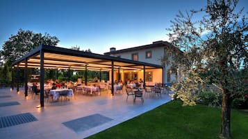 5 restaurants, breakfast, lunch, dinner served; Italian cuisine