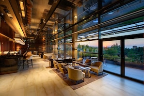 3 bares y bar junto a la piscina