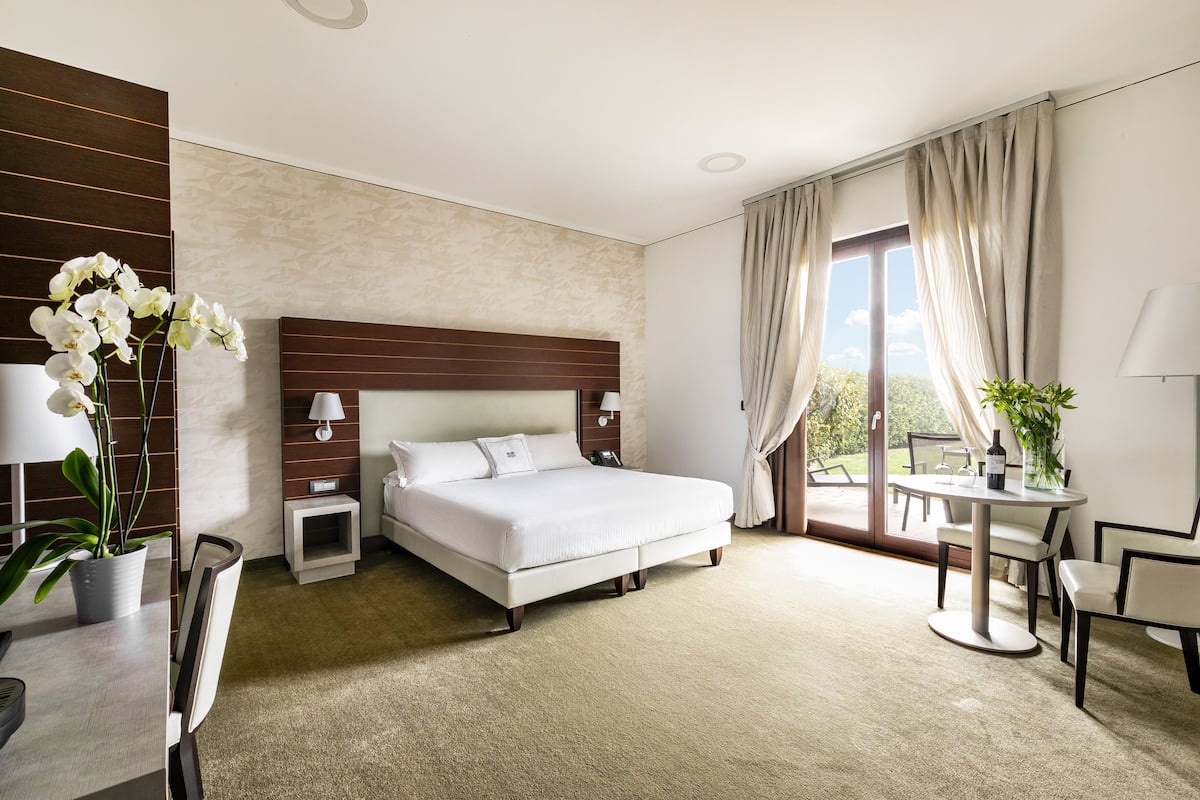2 bedrooms, premium bedding, down comforters, minibar
