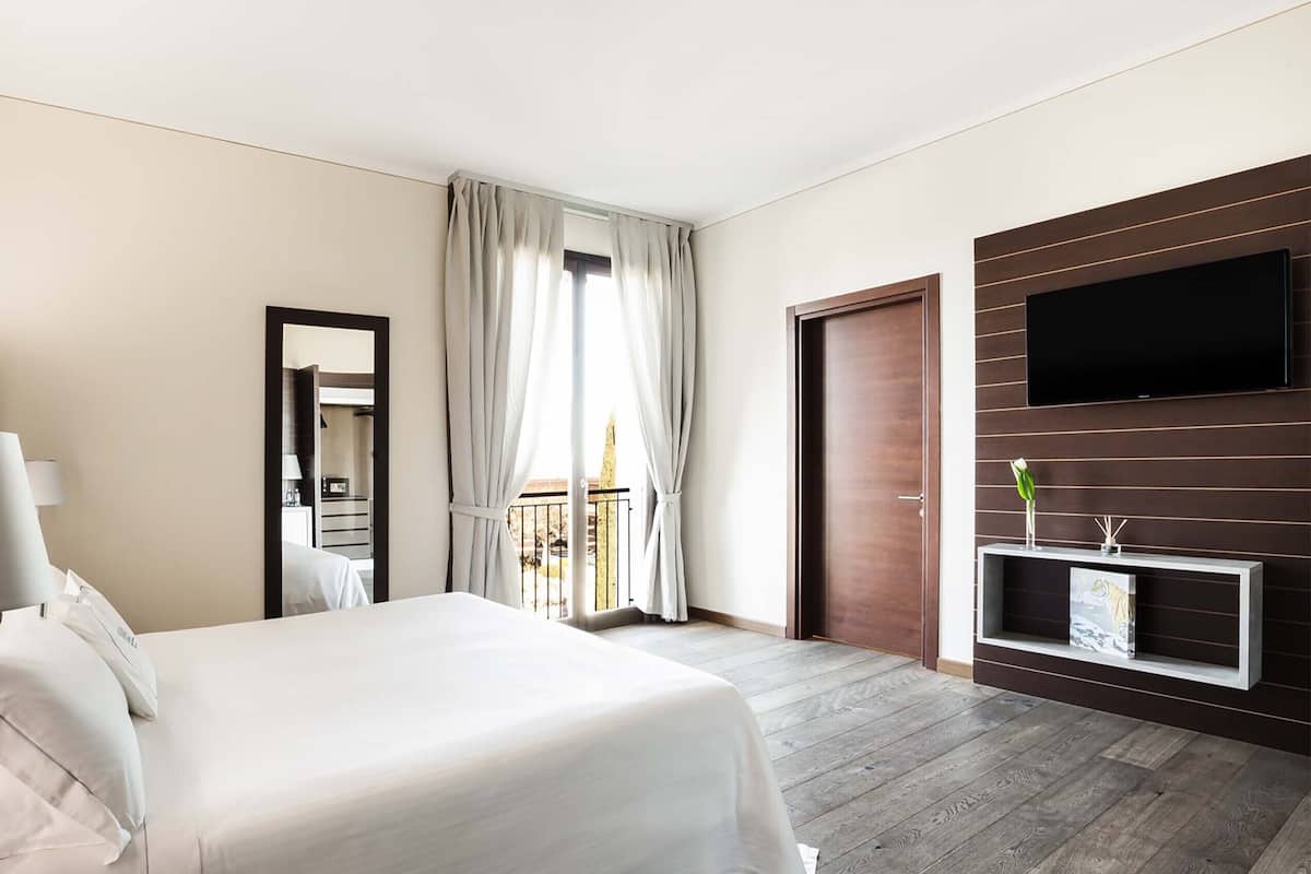 2 bedrooms, premium bedding, down comforters, minibar