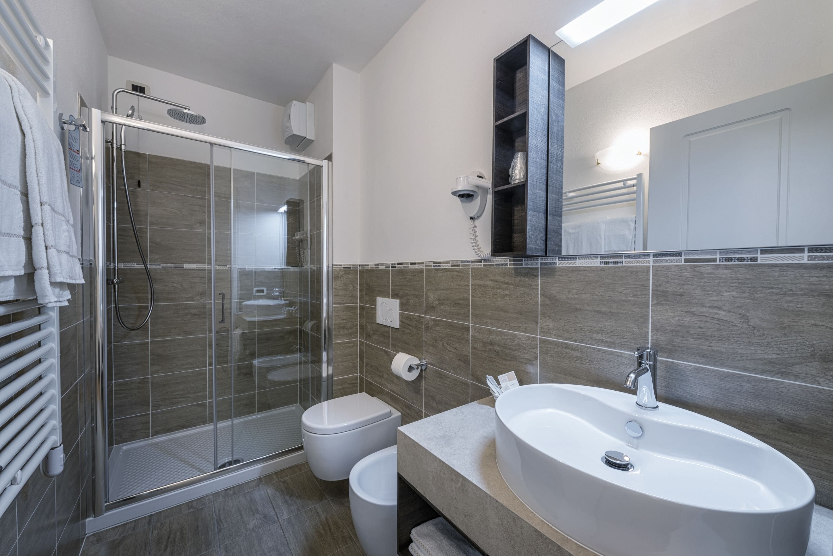 shower, rainfall showerhead, free toiletries, hair dryer