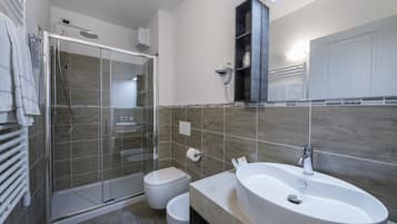 Dusche, Regendusche, kostenlose Toilettenartikel, Haartrockner