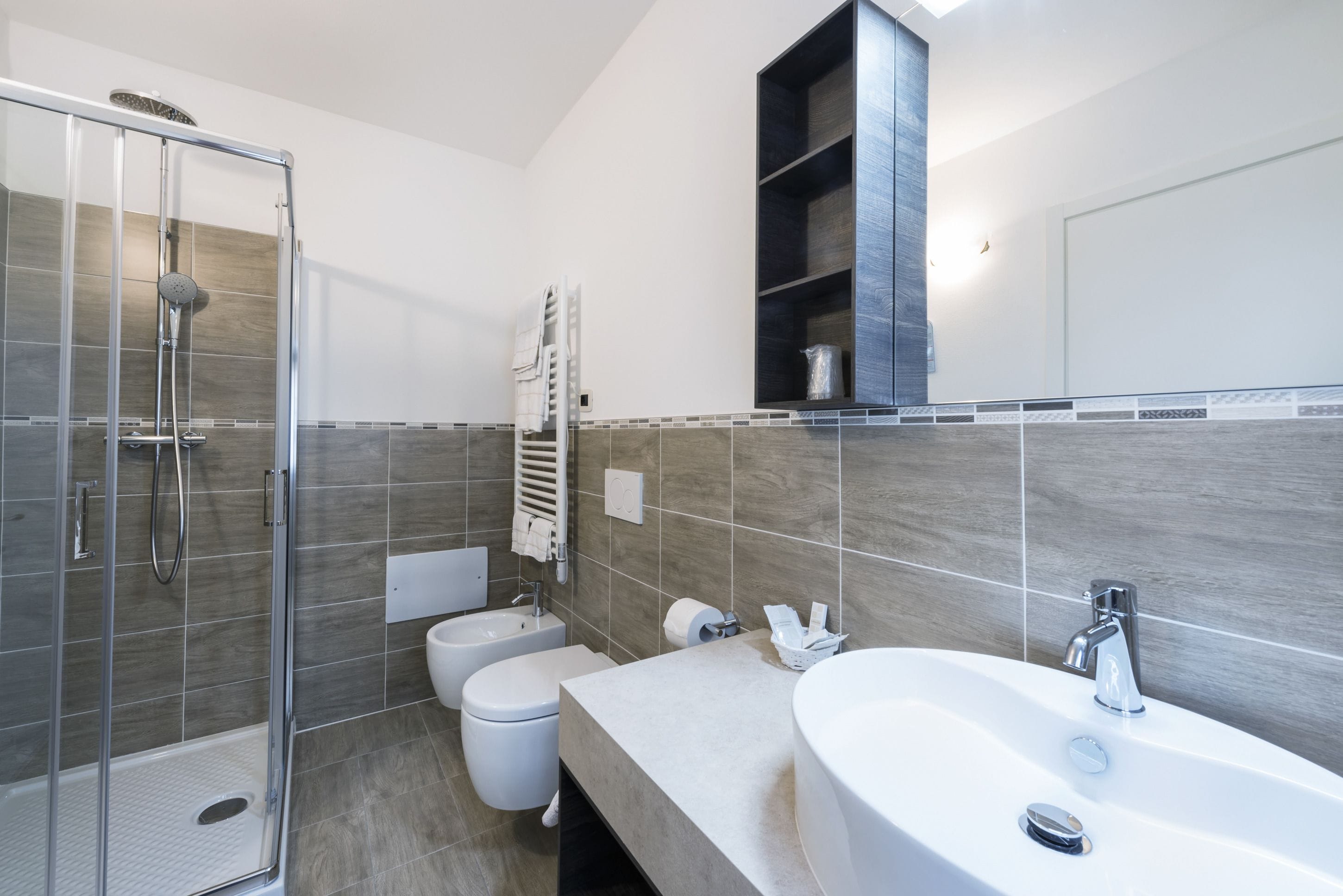 shower, rainfall showerhead, free toiletries, hair dryer