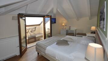 Superior-Zimmer, Seeblick | Daunenbettdecken, Minibar, Zimmersafe, Schreibtisch