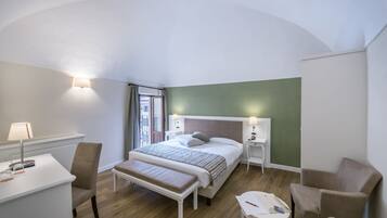 Une chambre moderne avec un grand lit, des tables de chevet, un bureau et une chaise.