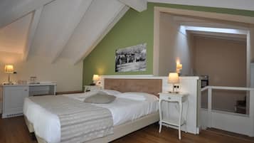 Une chambre à coucher comprenant un lit, des tables de chevet, une commode, une lampe, un tableau au mur et une porte donnant sur une autre pièce.