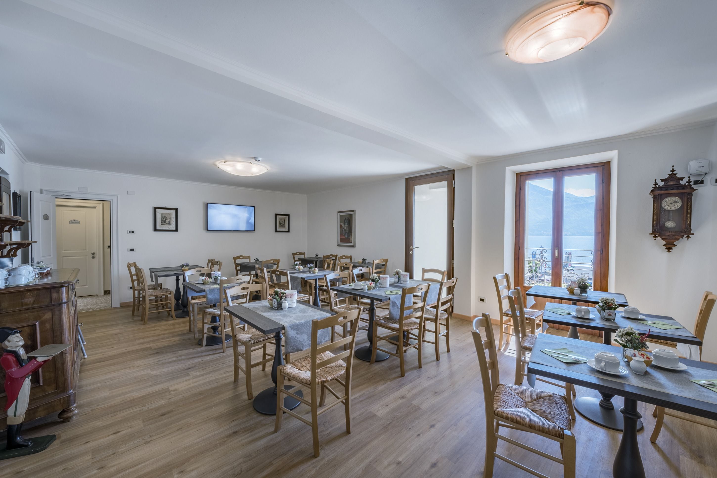 daily buffet breakfast for a fee