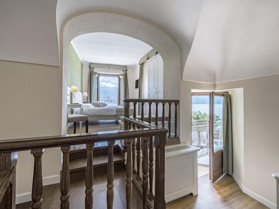 Superior-rum - sjöutsikt | Duntäcken, minibar, värdeförvaringsskåp på rummet och skrivbord