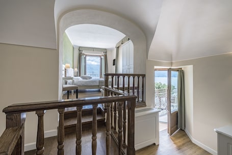 Quarto superior, vista para o lago | Edredons de pluma, frigobar, cofres nos quartos, escrivaninha. Hotel Garni Corona