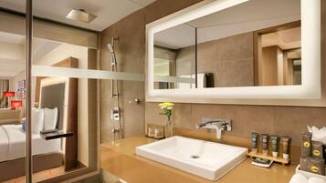 Studio Suite, 1 Double Bed, Club lounge access (Kitchenette) | Egyptian cotton sheets, premium bedding, minibar, in-room safe