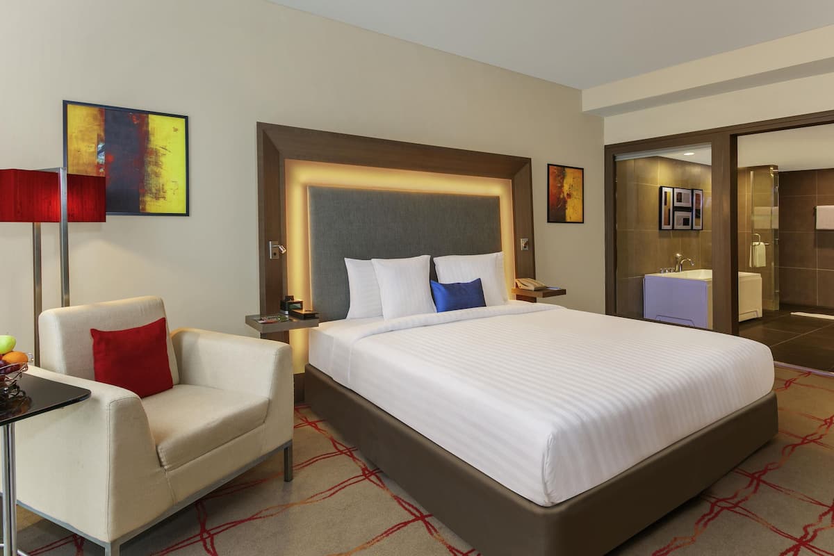 스위트, 킹사이즈침대 1개, 클럽 라운지 이용 (Master, Jacuzzi) | 1 개의 침실, 이집트산 면 시트, 고급 침구, 미니바