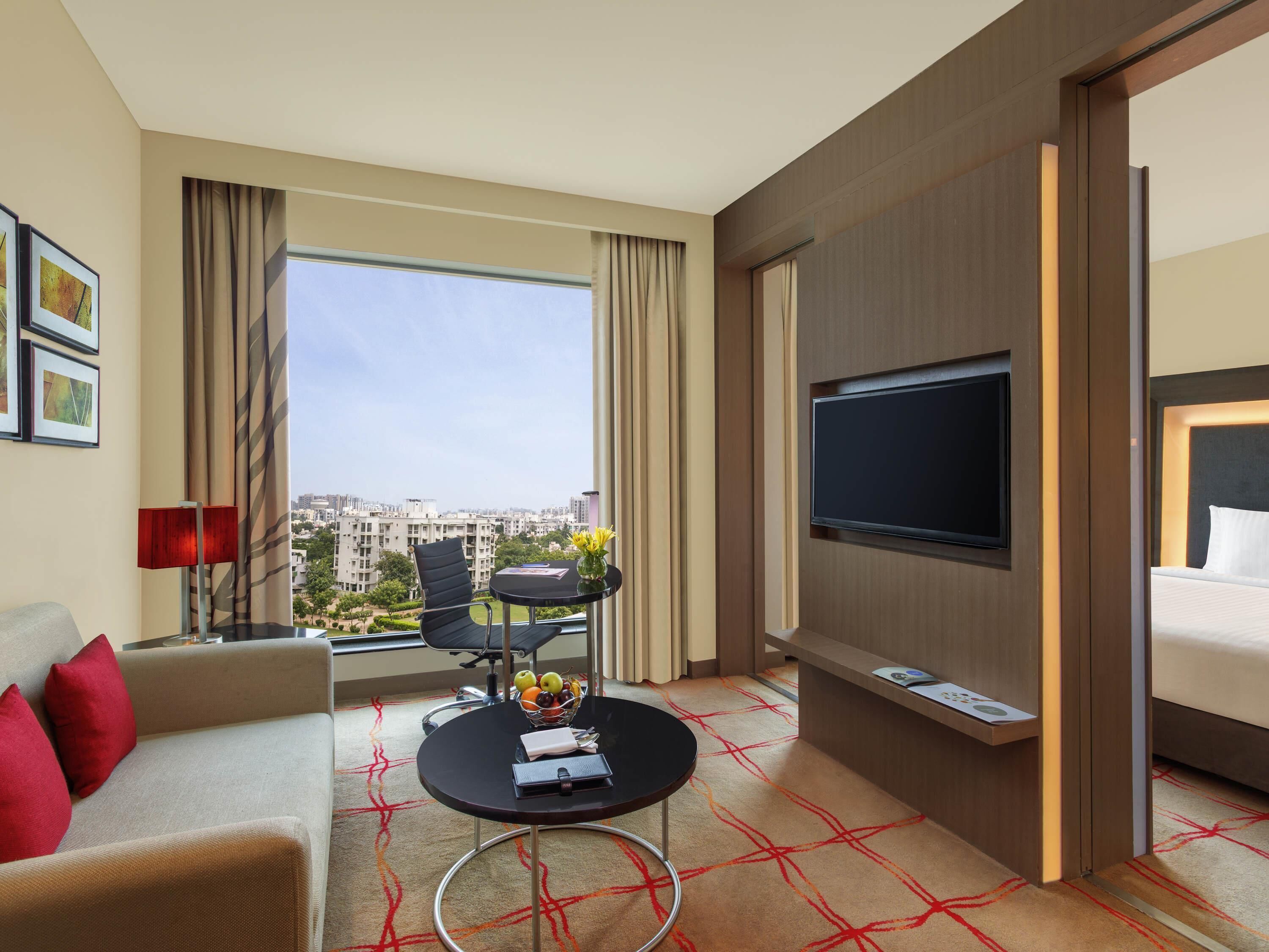 Junior Suite, 1 King Bed, Club Lounge Access | Egyptian cotton sheets, premium bedding, minibar, in-room safe