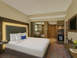 Egyptian cotton sheets, premium bedding, minibar, in-room safe - Novotel Ahmedabad (Ahmedabad)