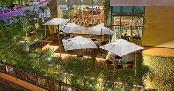 2 restaurants; breakfast, lunch, dinner, and brunch served