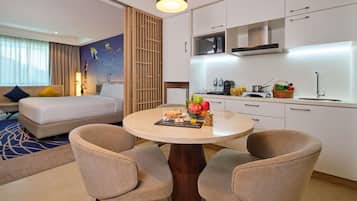 Premier Suite, 1 Double Bed with Sofa bed, Club lounge access | Egyptian cotton sheets, premium bedding, minibar, in-room safe