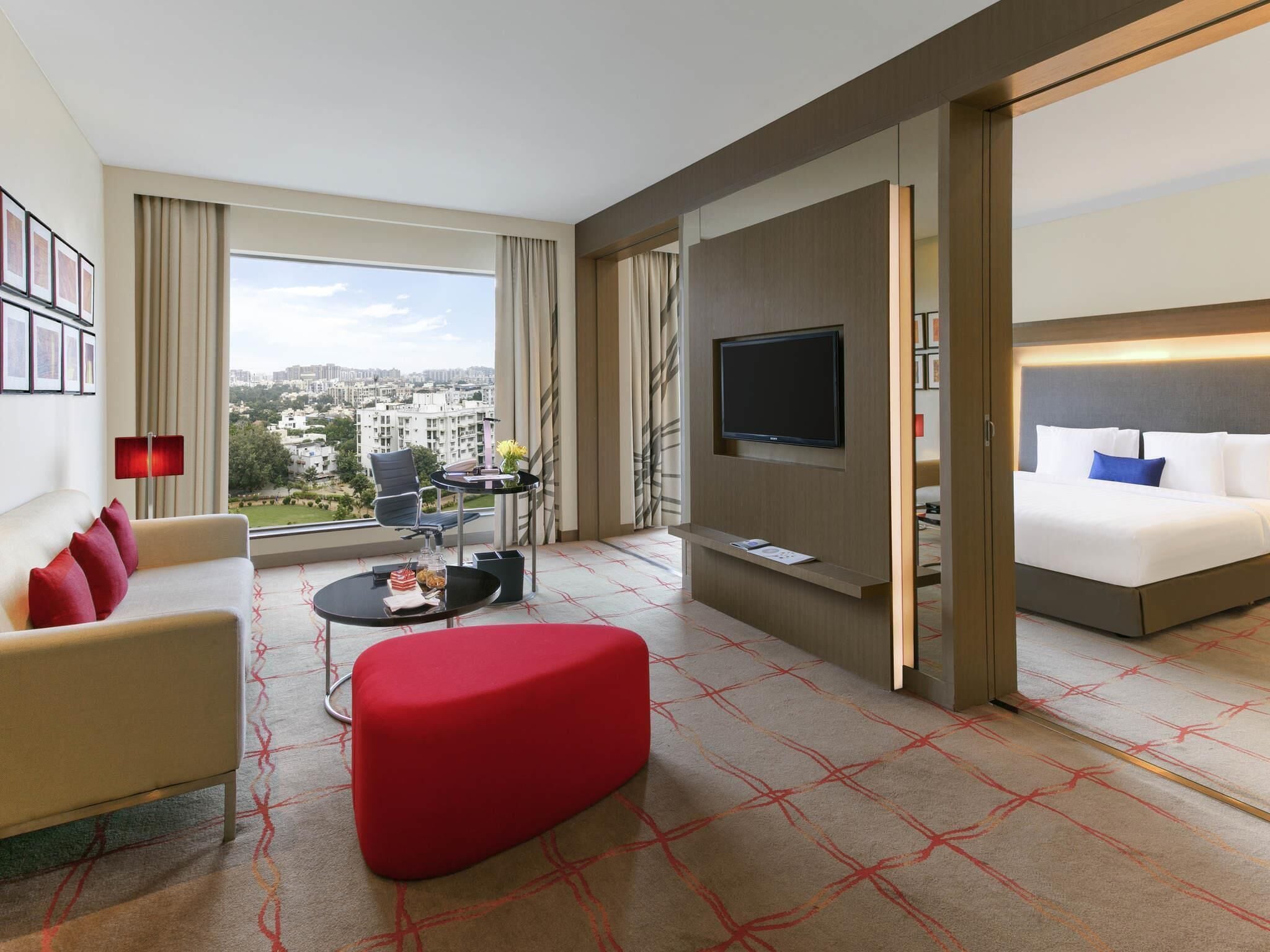 Phòng Suite, 1 giường cỡ king, quyền sử dụng Club Lounge (Master, Jacuzzi) | Bộ trải giường bằng vải cotton Ai Cập, bộ đồ giường cao cấp, minibar 