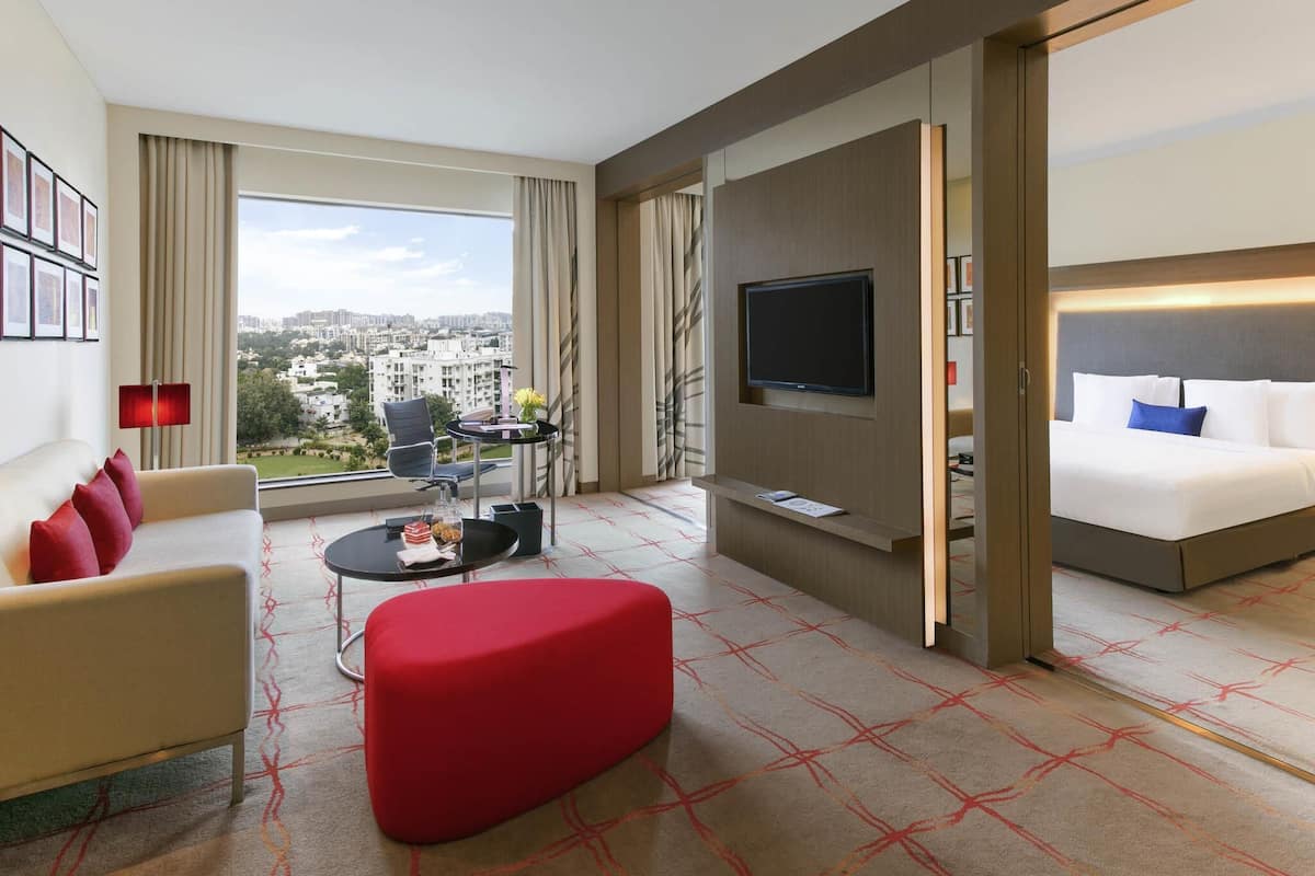 Suite, 1 King Bed, Club lounge access (Master, Jacuzzi)