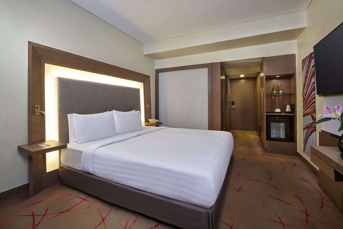 Superior Room, 1 King Bed | 1 bedroom, Egyptian cotton sheets, premium bedding, minibar
