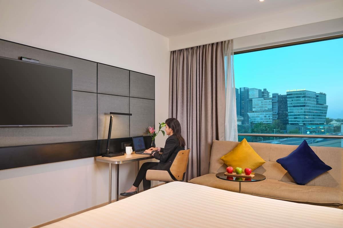 Premier Room, 1 King Bed, Club Lounge Access, Executive Level | 1 bedroom, Egyptian cotton sheets, premium bedding, minibar