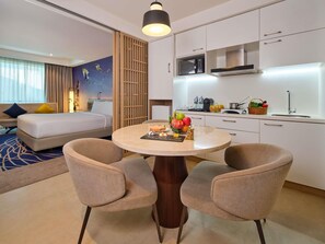 Suite « Premier », 1 lit double et 1 canapé-lit, accès au salon club