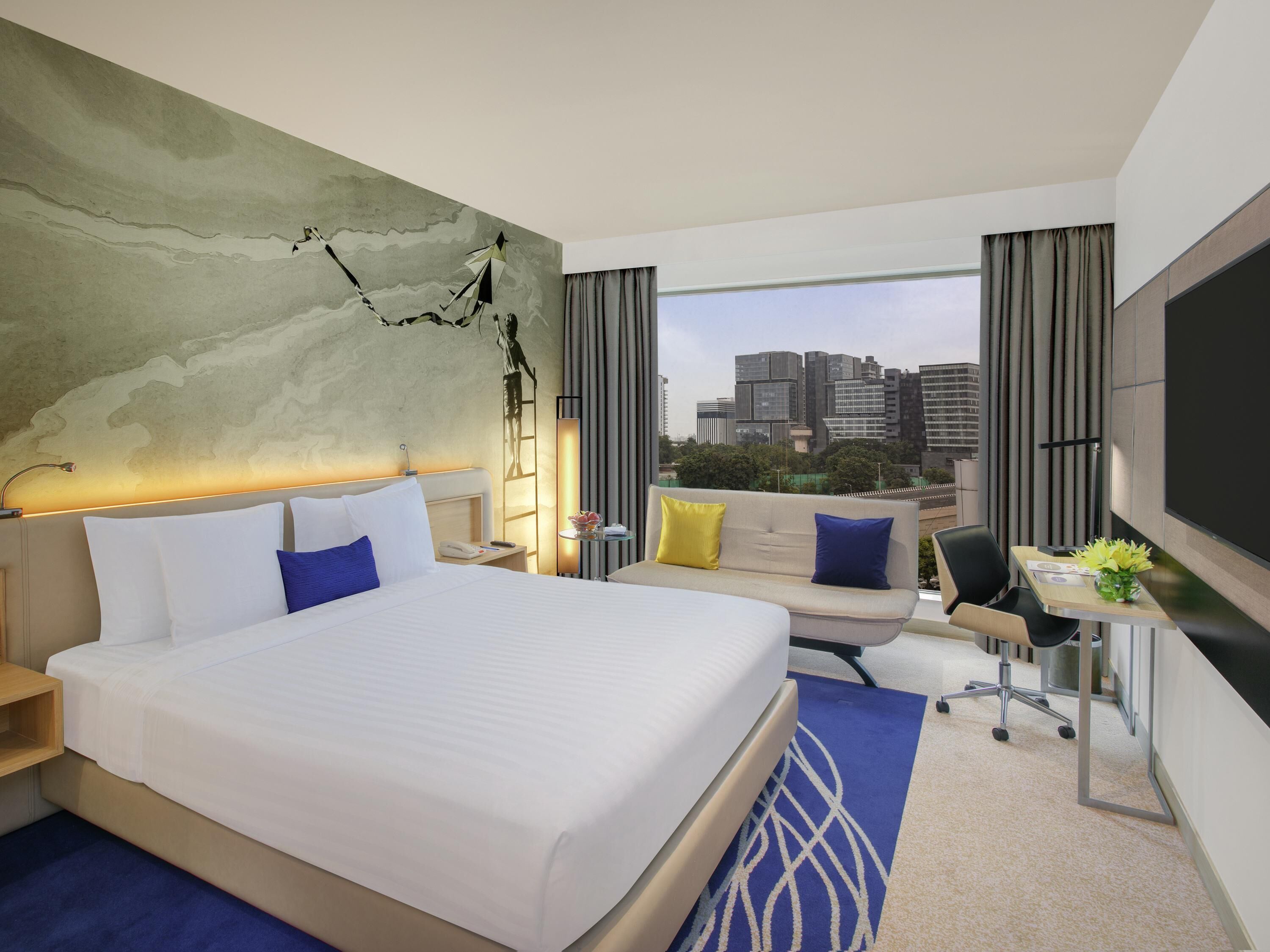 Premier Room, 1 King Bed, Club Lounge Access, Executive Level | Egyptian cotton sheets, premium bedding, minibar, in-room safe