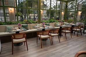2 restaurants; breakfast, lunch, dinner, and brunch served