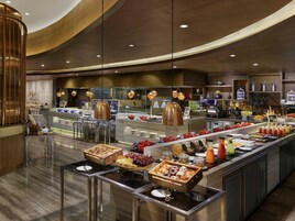 2 restaurants; breakfast, lunch, dinner, and brunch served