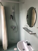 Single Room | Bathroom | Shower, free toiletries, hair dryer, towels