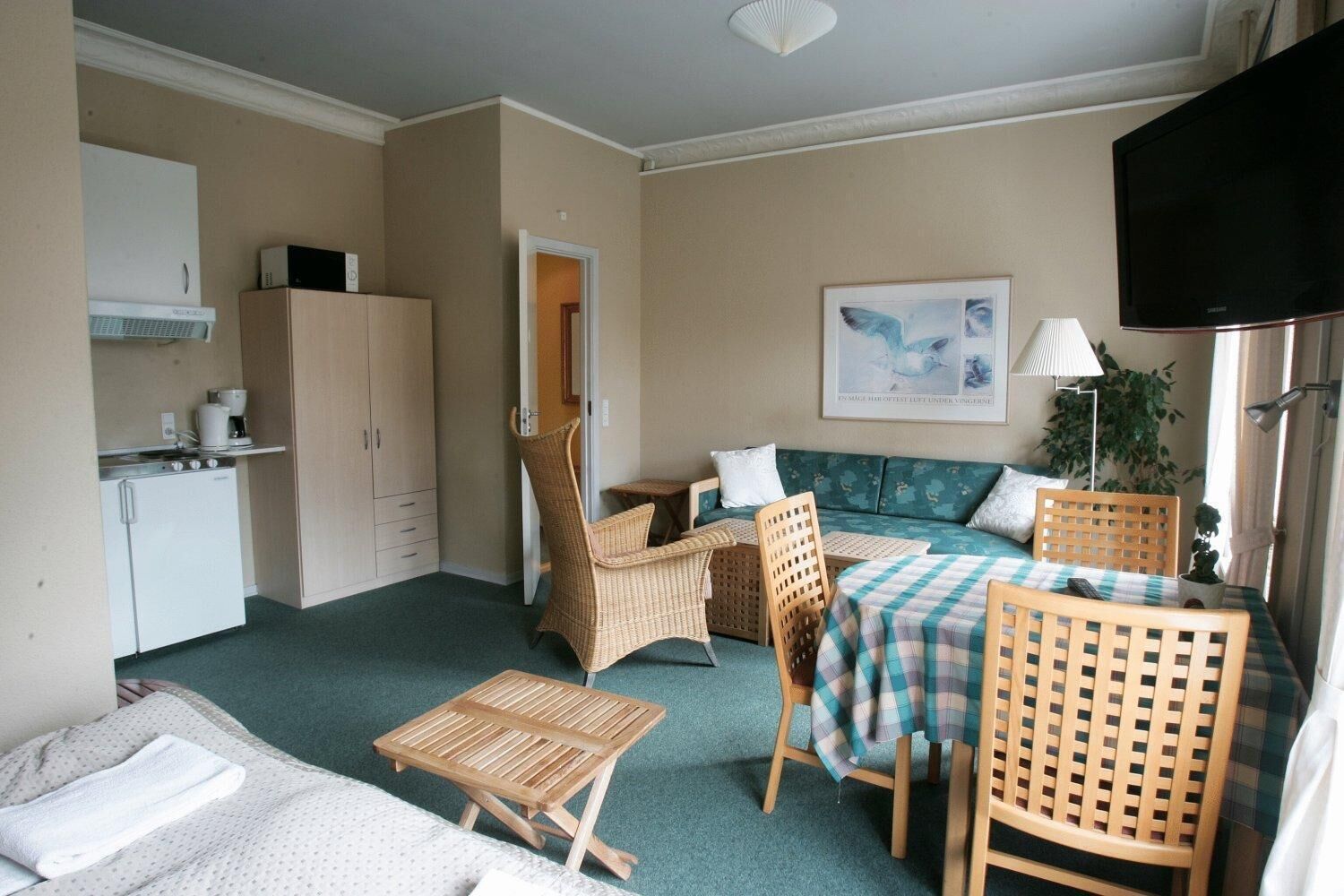 Hypo-allergenic bedding, laptop workspace, iron/ironing board, free WiFi