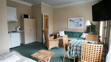 Hypo-allergenic bedding, laptop workspace, iron/ironing board, free WiFi