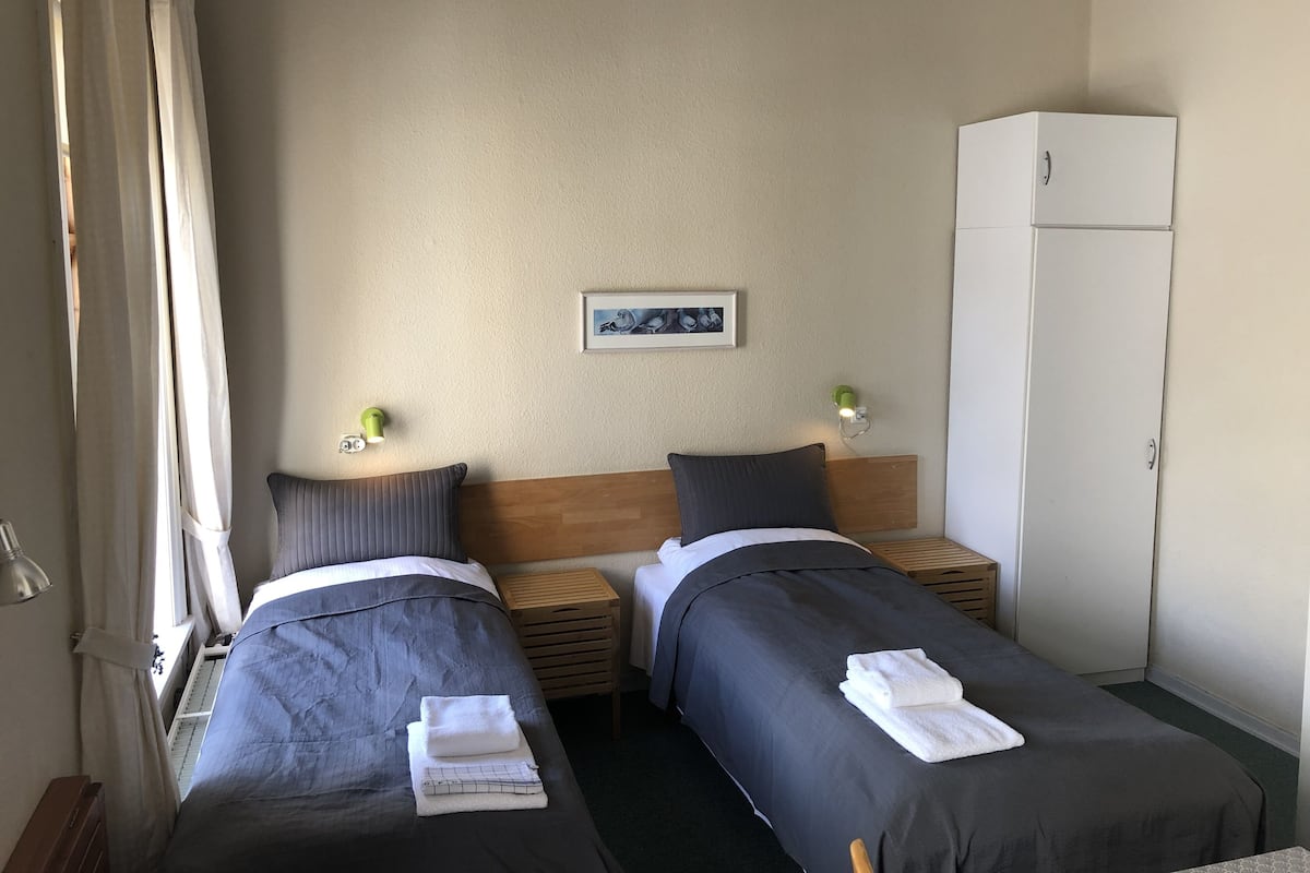 Kamar Double | Seprai antialergi, ruang kerja ramah laptop, dan setrika/meja setrika