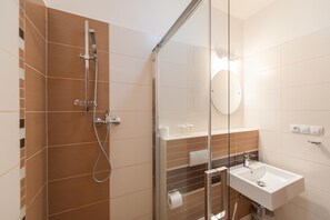 Shower, free toiletries, hair dryer, towels - Hotel v Centru (Ceske Budejovice)