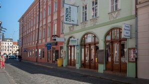 A street with buildings, including a pension and a green house. - Hotel v Centru (Ceske Budejovice)