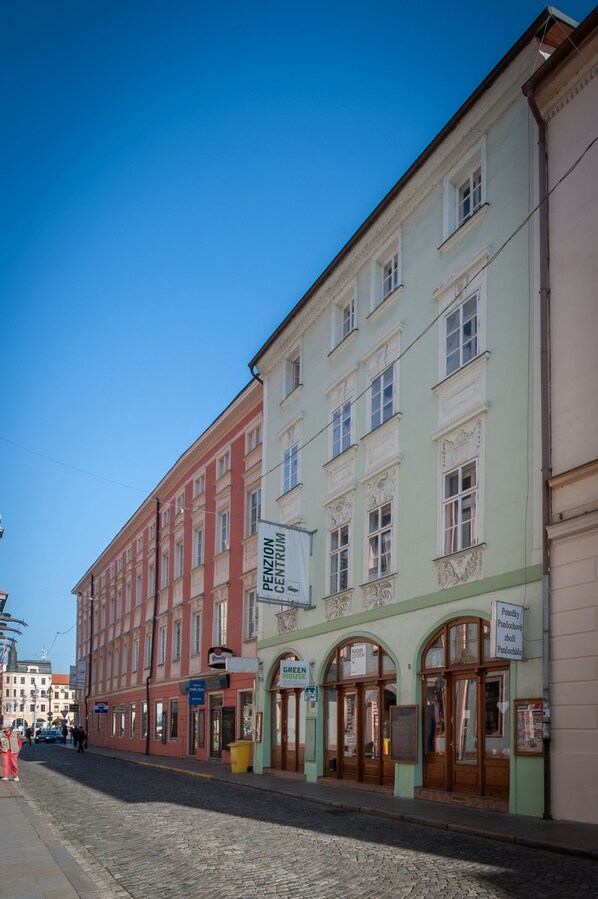 A street with buildings, including a pension and a green house. - Hotel v Centru (Ceske Budejovice)