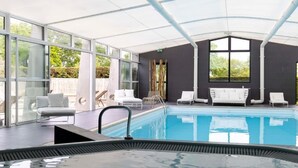 Innendørsbasseng og solsenger