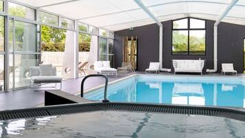 Una piscina cubierta (de 08:00 a 23:00), tumbonas