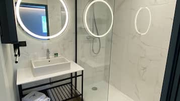 Comfort Room | Bathroom | Shower, free toiletries, hair dryer, towels