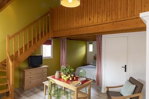 Duplex | Frigobar, quartos à prova de som, Wi-Fi de cortesia, roupa de cama
