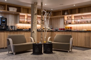 Desayuno continental diario (EUR 18 por persona)