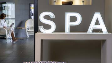 カップル用トリートメントルーム、サウナ、ホットタブ、スチームサウナ、マッサージ